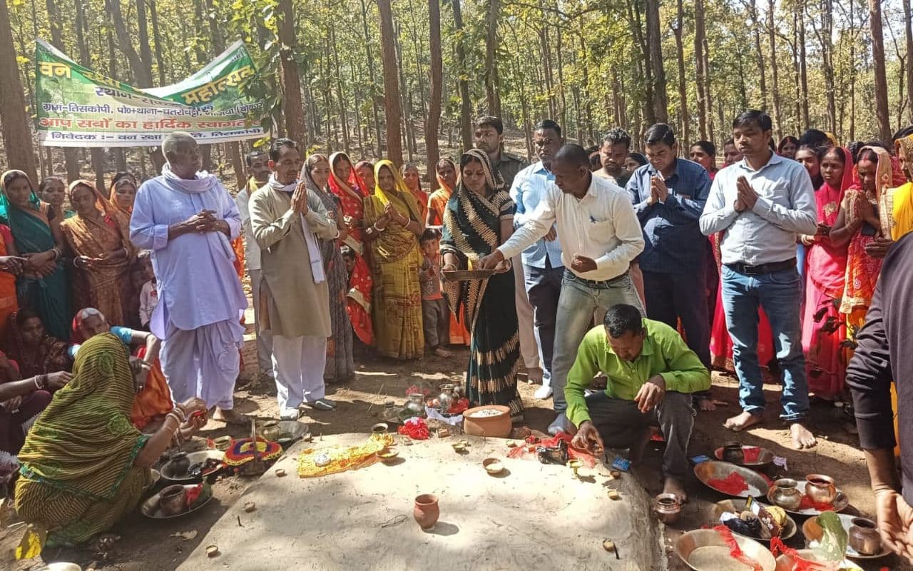 तिसकोपी के शुक्रूगुरु जंगल में वन महोत्सव, रक्षा सूत्र बांधकर वन को बचाने का लिया संकल्प