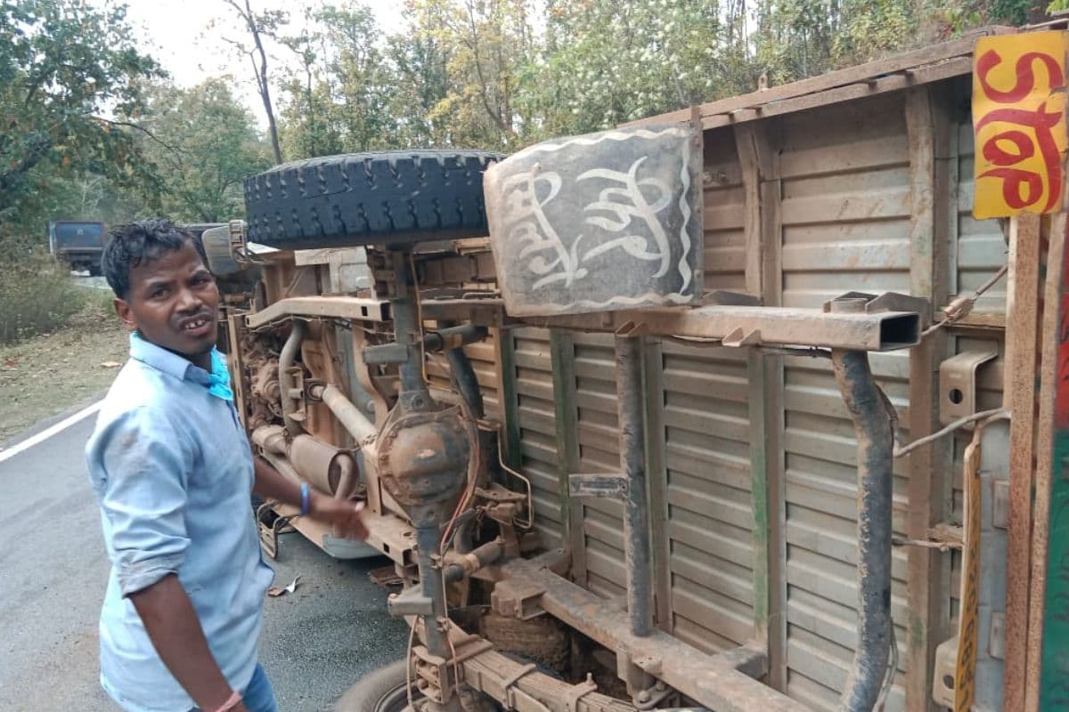 पश्चिमी सिंहभूम में शादी की खुशियां गम में बदलीं, सड़क हादसे में एक की मौत, दो दर्जन से अधिक लोग घायल