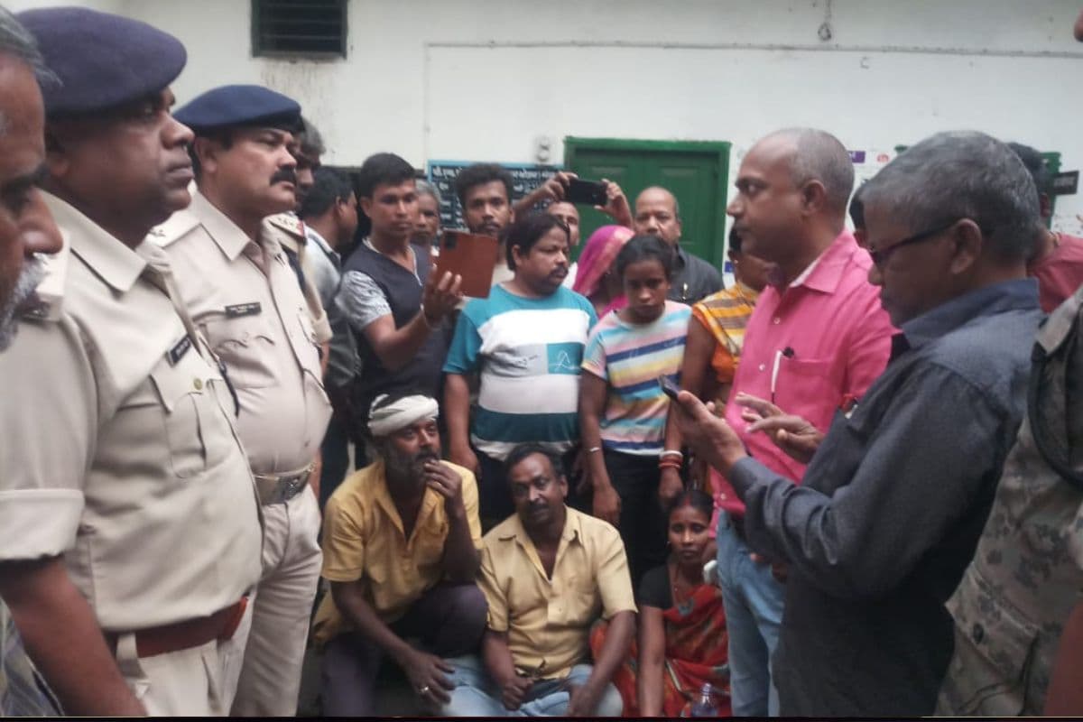 धनबाद में स्कूल का छज्जा गिरने से परीक्षा देकर निकल रहे छात्र की मौत, शव के साथ लोगों ने की सड़क जाम