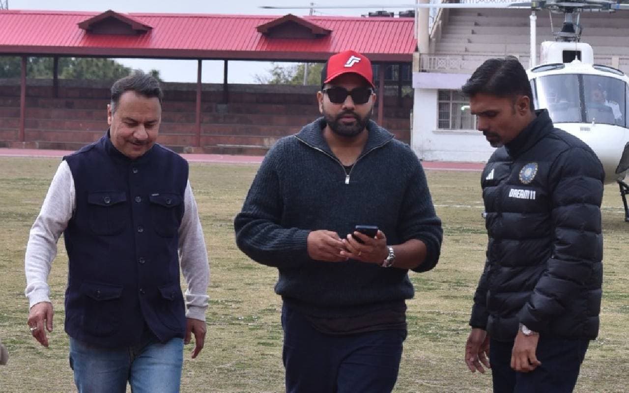 IND vs ENG: रोहित शर्मा ने हेलीकॉप्टर से धर्मशाला में मारी दमदार एंट्री, वीडियो वायरल