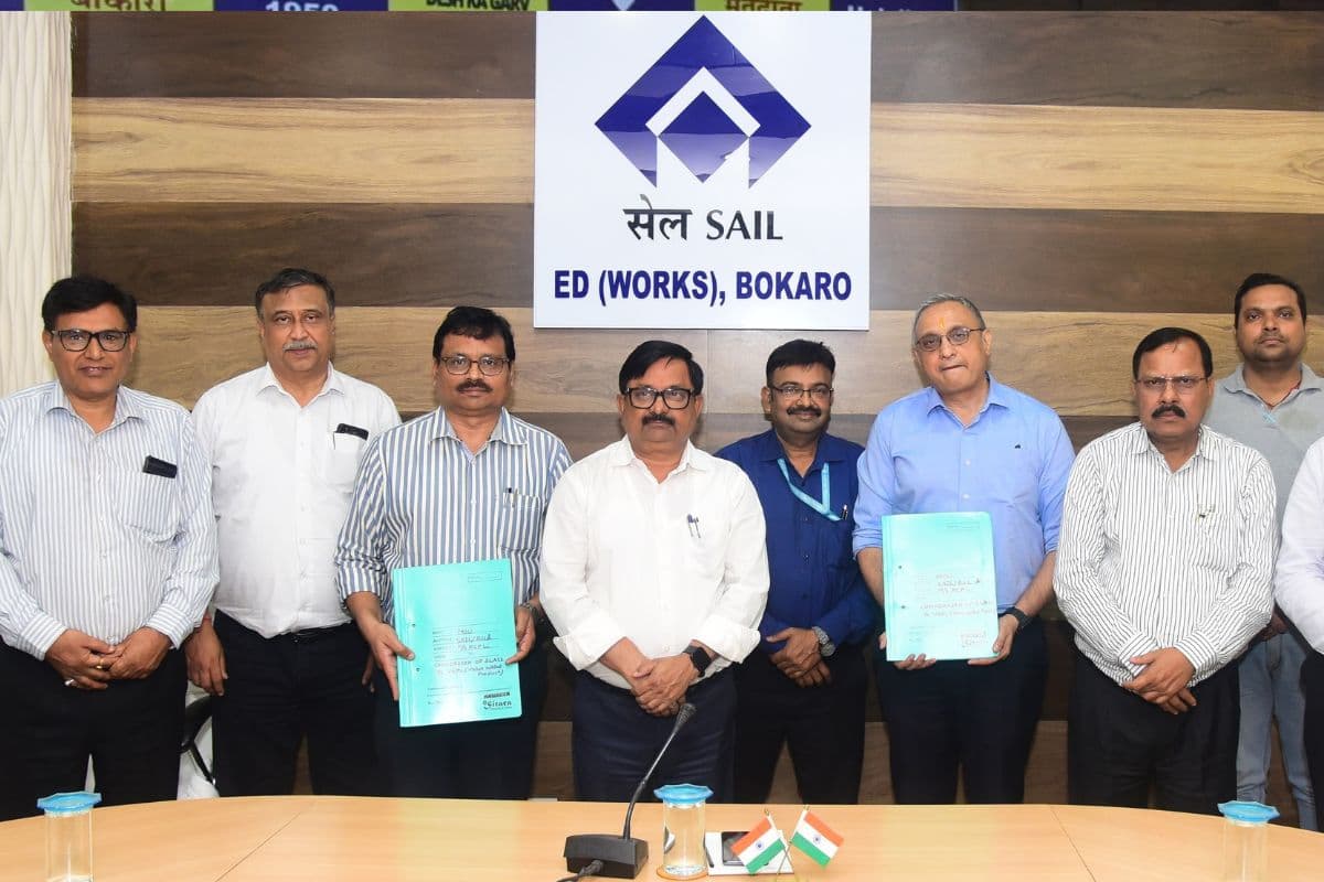 एमओयू पर हस्ताक्षर करते अधिकारी