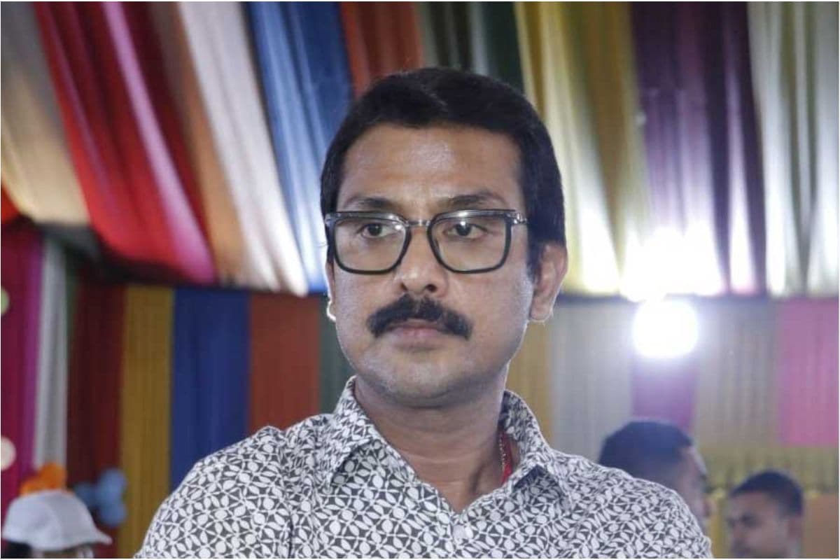 पश्चिम बंगाल : 24 घंटा पार, मंत्री अरूप विश्वास के भाई स्वरूप विश्वास के घर पर आयकर विभाग की छापेमारी जारी