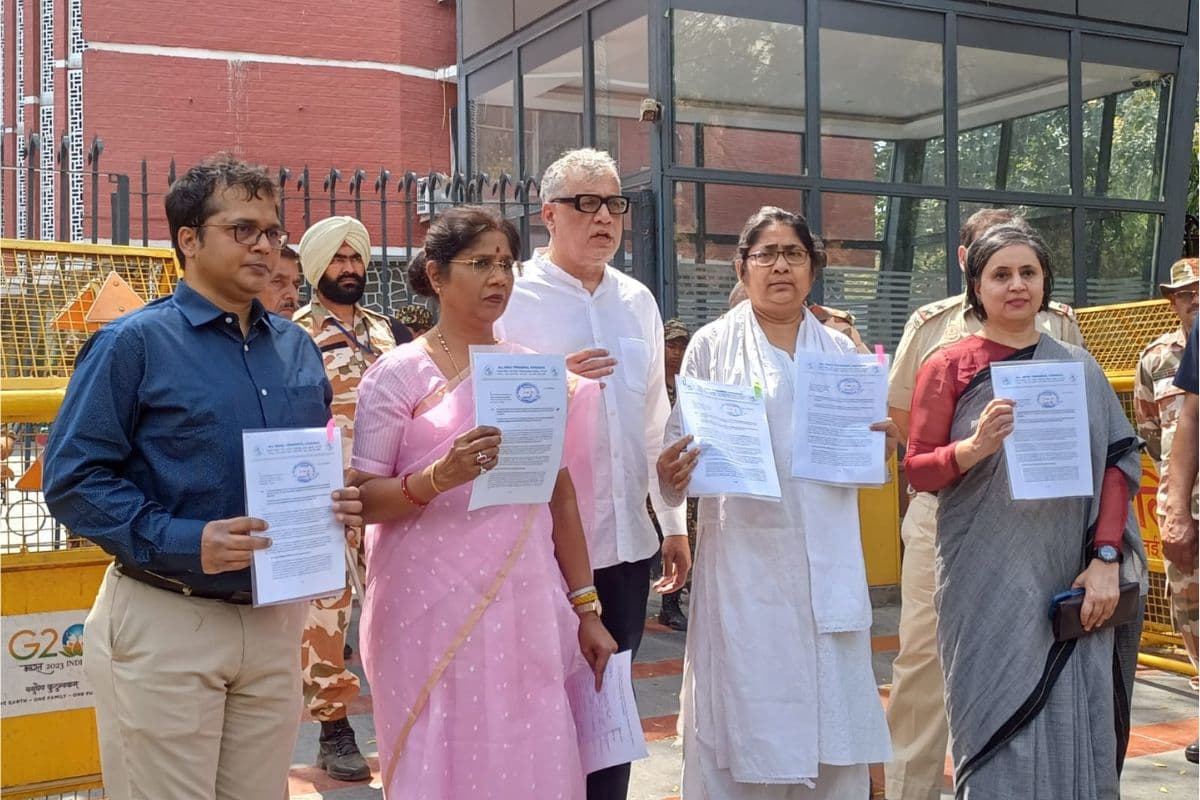 WB News : तृणमूल ने चुनाव आयोग से की शिकायत, केंद्रीय एजेंसियों का इस्तेमाल कर चुनाव प्रचार में डाली जा रही है बाधा