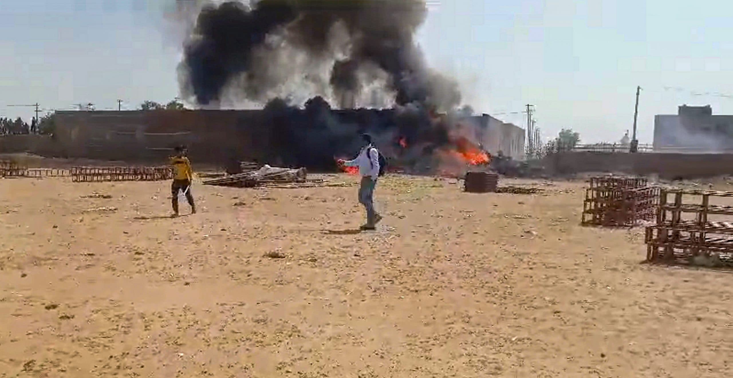 America News: अमेरिका में बड़ा विमान हादसा, घरों के ऊपर जा टकराया विमान, कई लोगों की मौत