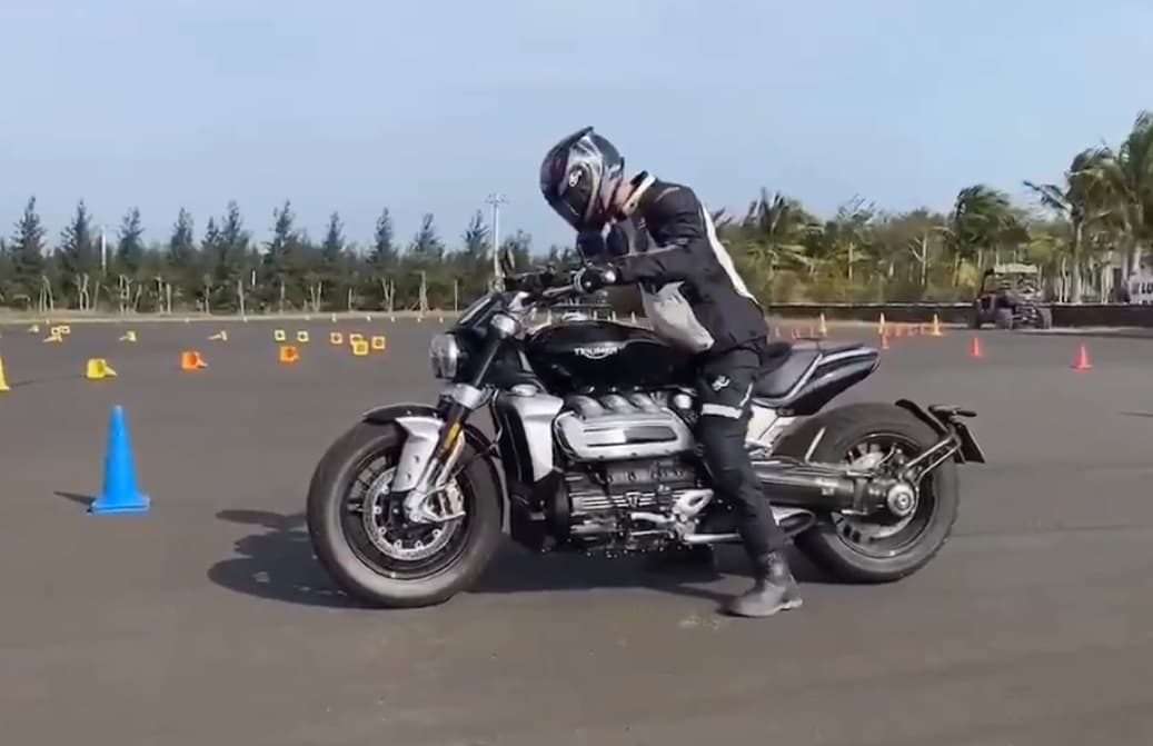 एक अकेली बाइक, जो 35 कारों से भी महंगी