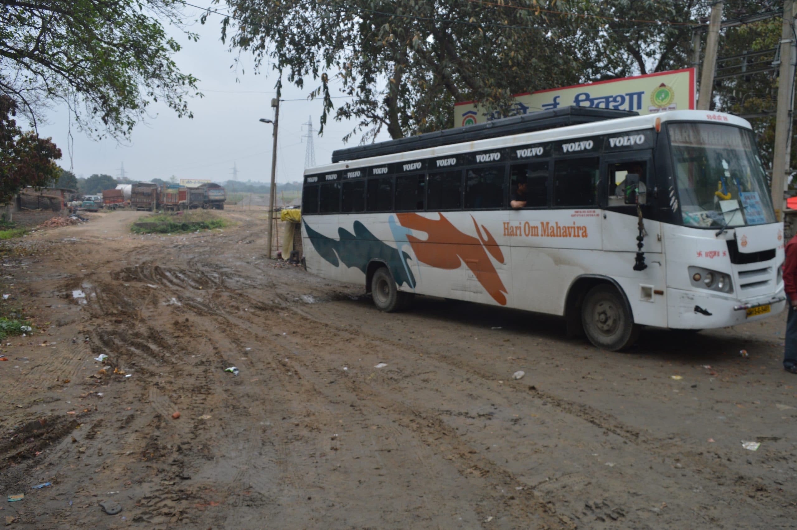 भागलपुर में बारिश के कारण रिक्शाडीह बस स्टैंड मैदान में हुआ कीचड़, इक्का-दुक्का बसें ही खुलीं