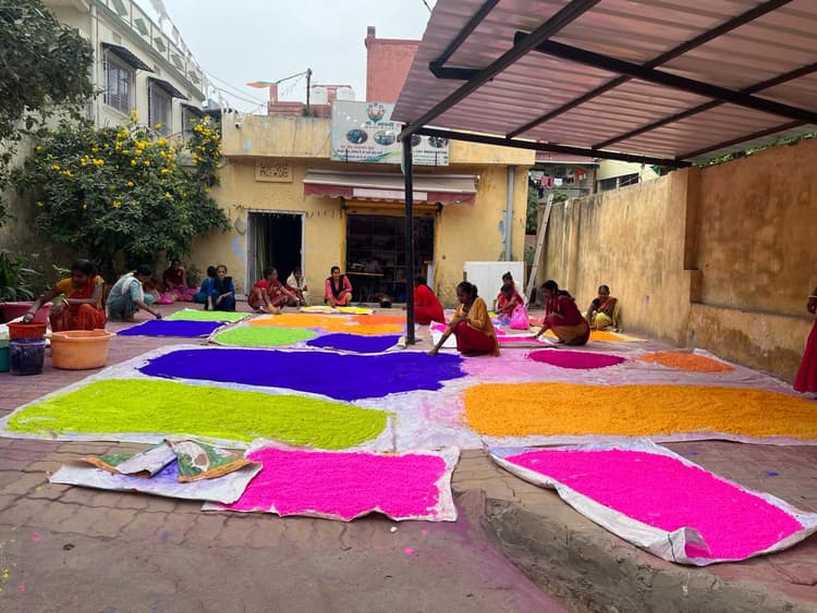 देसी अंदाज में मनेगी होली, फूलों से बन रहे रंग और होलिका दहन के लिए गाय के गोबर से बड़कुल्ला व गोकाष्ठ