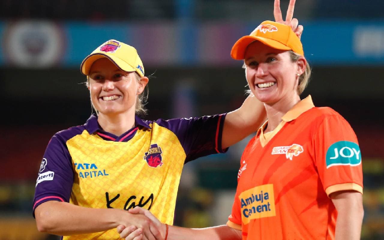 WPL 2024: गुजरात जायंट्स ने टॉस जीतकर किया बल्लेबाजी का फैसला, देखें दोनों टीमों की प्लेइंग XI