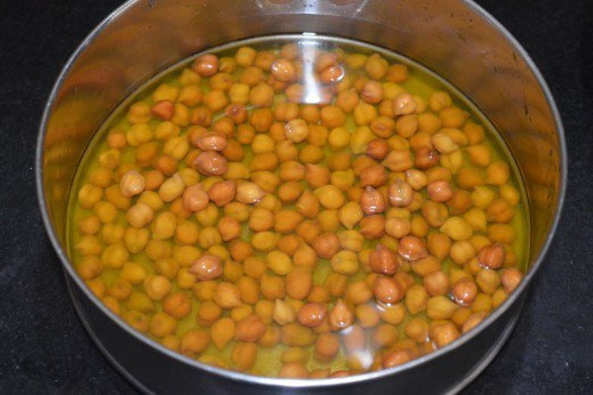 Benefits Of Soaked Gram Water: चने के पानी को भूलकर भी ना फेंके, फायदे जान हो जाएंगे हैरान