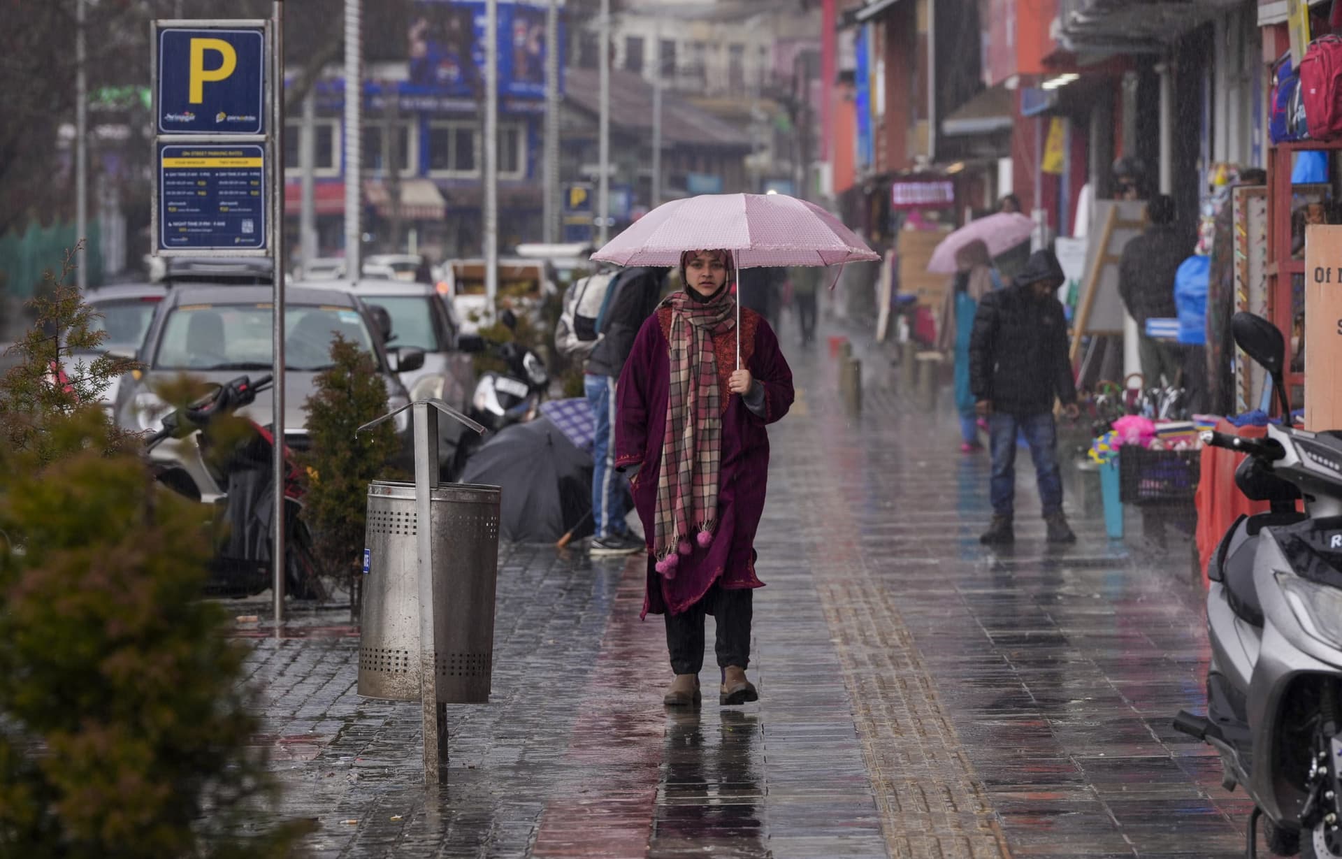 Weather Forecast: यूपी सहित देश के कई राज्यों में बारिश, हिमाचल और जम्मू-कश्मीर में भारी बर्फबारी, देखें मौसम का हाल