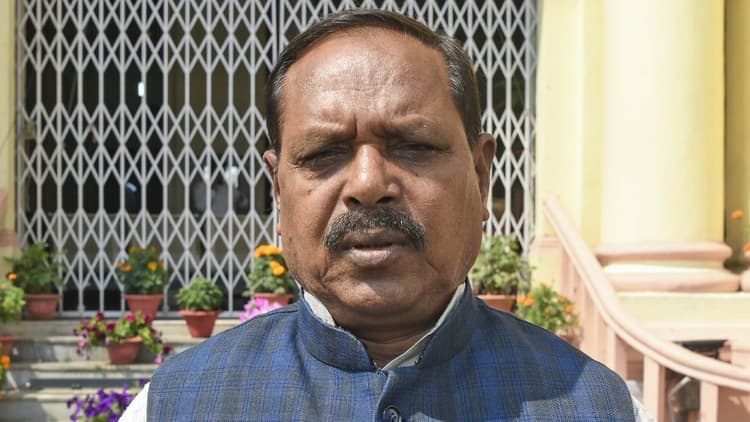 राजद को फिर लगा झटका, भभुआ विधायक भरत बिंद ने बदला पाला, NDA में हुए शामिल