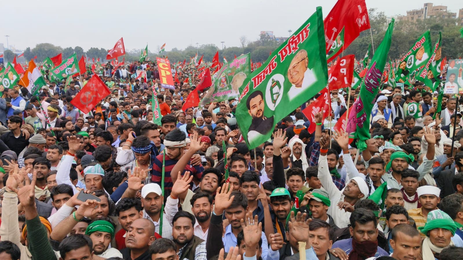 जन विश्वास रैली PHOTOS: गांधी मैदान में उमड़ी भीड़, पटना की सड़कों पर भी महागठबंधन समर्थकों का हुजूम