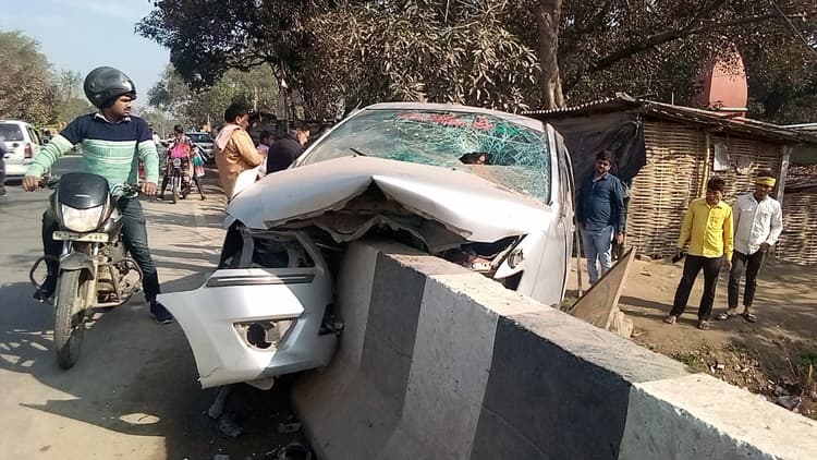 बिहार: मोतिहारी में पुल की रेलिंग से टकरायी कार, सास-ससुर और बहू की मौत, बेटे व ड्राइवर की हालत गंभीर