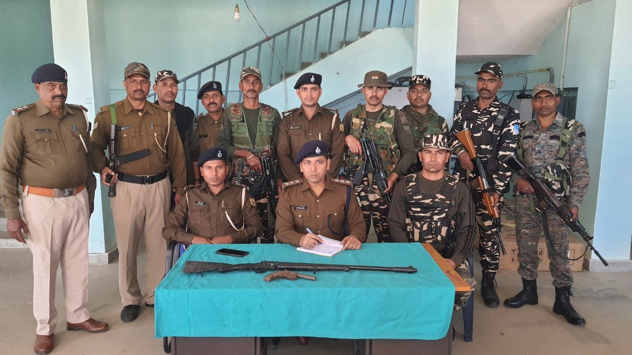 बिहार: बांका में जमीन के अंदर छिपाए गए थे हथियार व विस्फोटक, नक्सल क्षेत्र में छापेमारी के दौरान किए गए बरामद