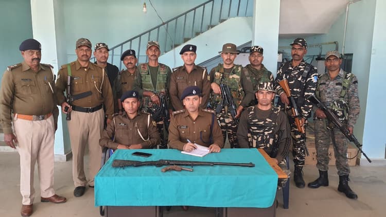बिहार: बांका में जमीन के अंदर छिपाए गए थे हथियार व विस्फोटक, नक्सल क्षेत्र में छापेमारी के दौरान किए गए बरामद