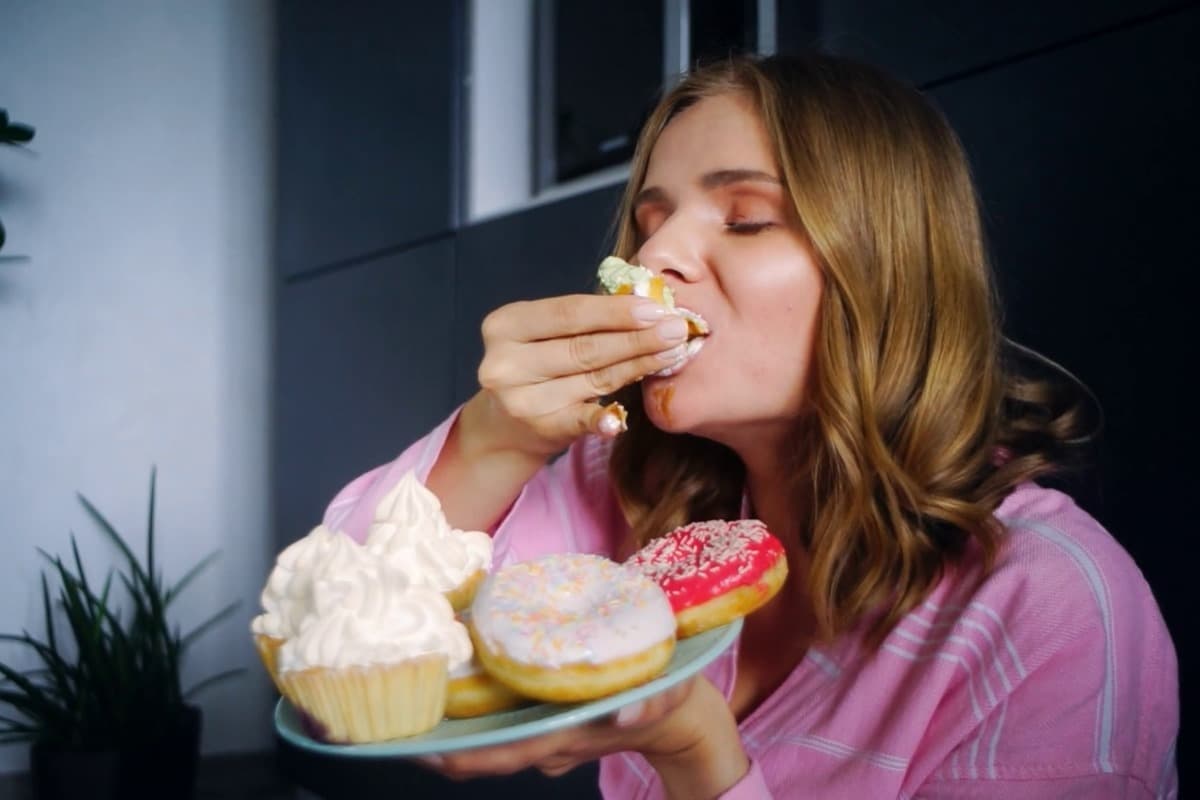 Sugar Cravings: क्या आपको भी हमेशा होती है मीठा खाने की क्रेविंग, जानें क्या है वजह