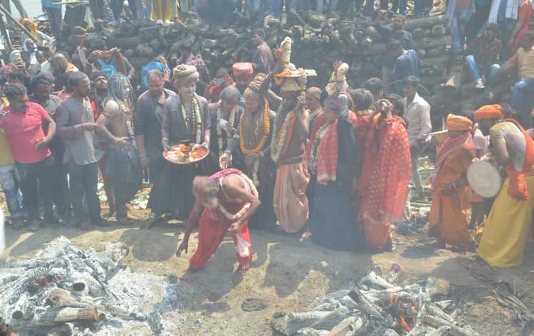 Holi 2024: काशी में खेली जाती है चिता-भस्म की अनोखी होली, तारक मन्त्र देने आते हैं महादेव
