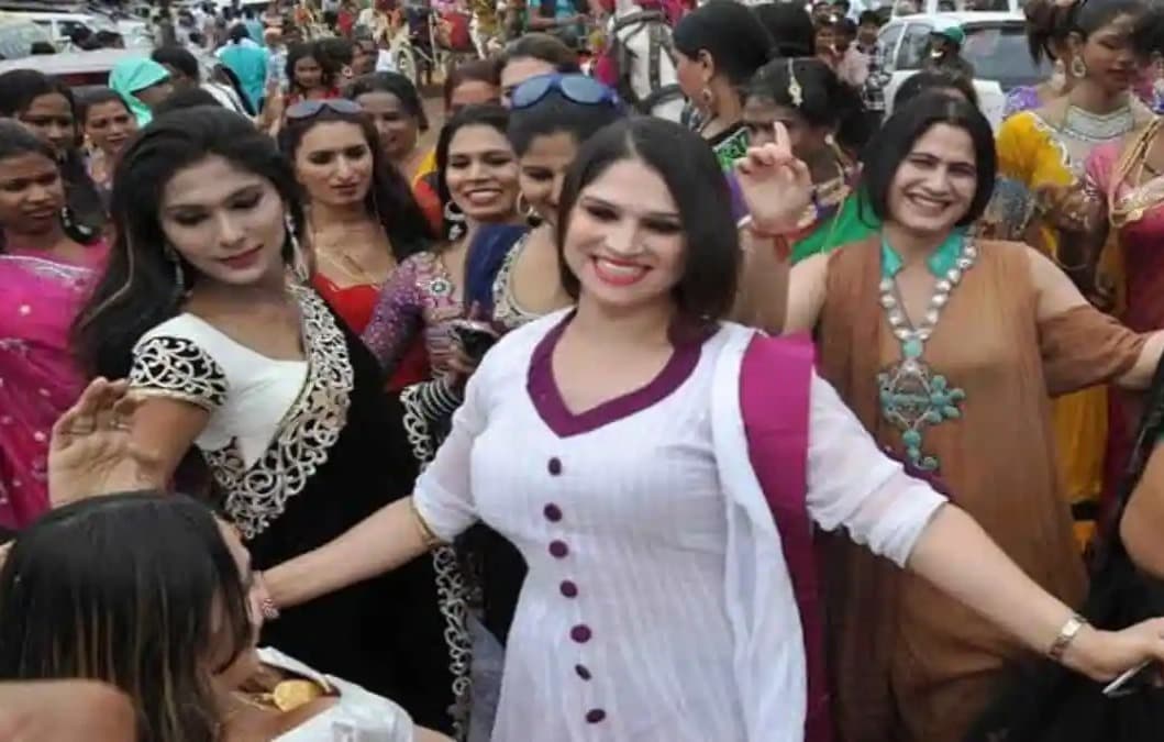 Kinnar Samaj: मौत के बाद खुशियां क्यों मनाते हैं किन्नर, थर्ड जेंडर की शवयात्रा देखना माना जाता है अशुभ