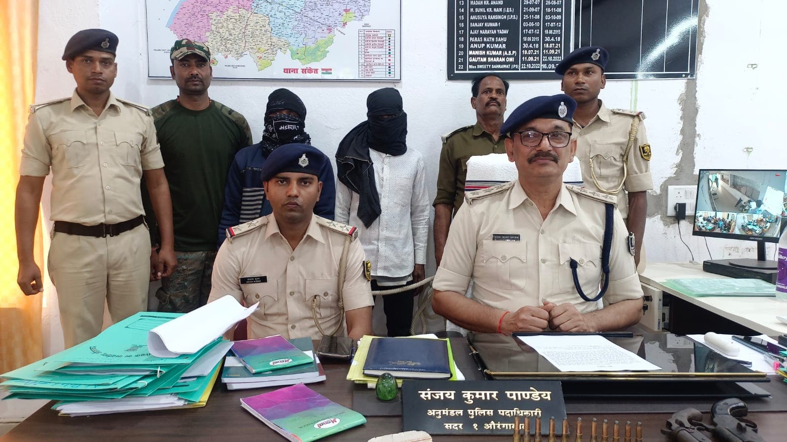 गिरफ्तार नक्सलियों के साथ औरंगाबाद पुलिस