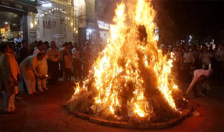 Holika Dahan 2024: होली के दिन बन रहा दुर्लभ संयोग, जानें होलिका दहन का शुभ मुहूर्त और पूजा टाइम