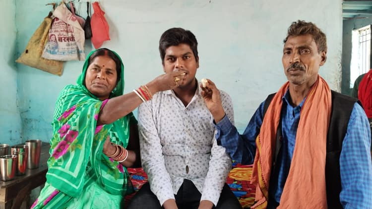 Bihar Board 12th results : इंटर परीक्षा में सब्जी बेचने वाले का बेटा बना टॉपर, गोपालगंज के दो सगे भाइयों ने लहराया परचम