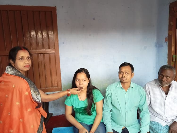 बिहार बोर्ड इंटर रिजल्ट: भागलपुर की अनुष्का को 5वां रैंक, कहलगांव के किराना दुकानदार की बेटी बनी टॉपर