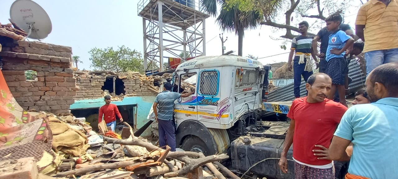 Bihar News: भागलपुर में घर में घुसा अनियंत्रित ट्रक, महिला की मौत, आक्रोशित ग्रामीणों ने किया सड़क जाम