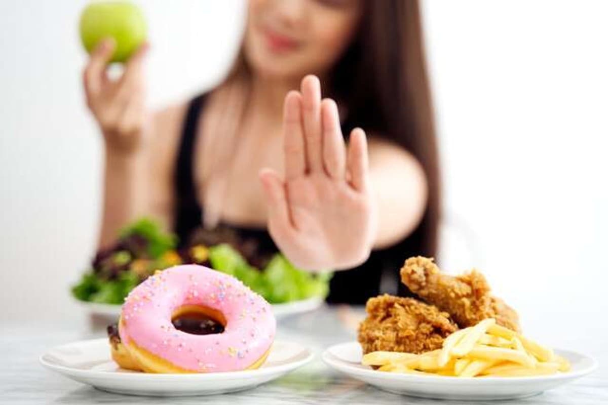 Rainy season foods: मानसून में न खाएं ये चीजें, नहीं तो पड़ सकते हैं बीमार
