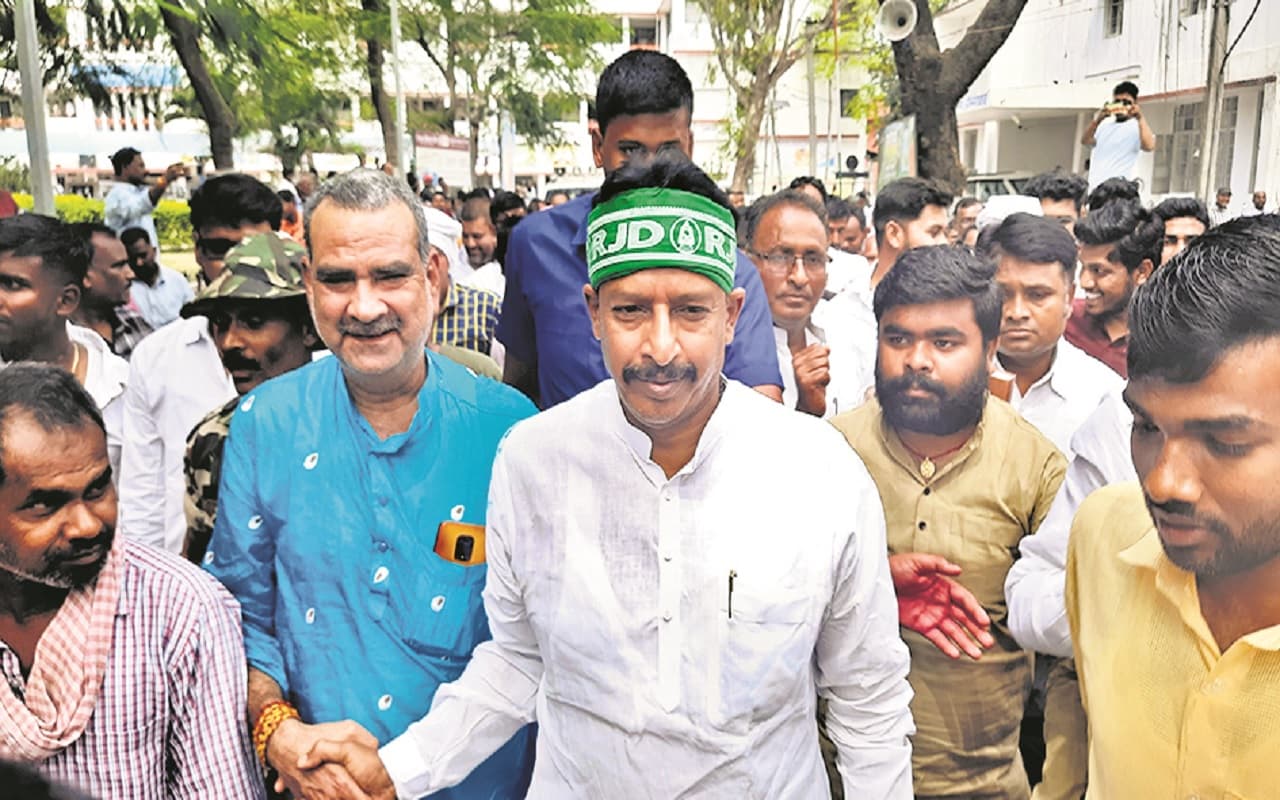 बिहार: औरंगाबाद में RJD प्रत्याशी के नॉमिनेशन में नहीं पहुंचे कोई कांग्रेसी, सीट शेयरिंग की नाराजगी खुलकर दिखी