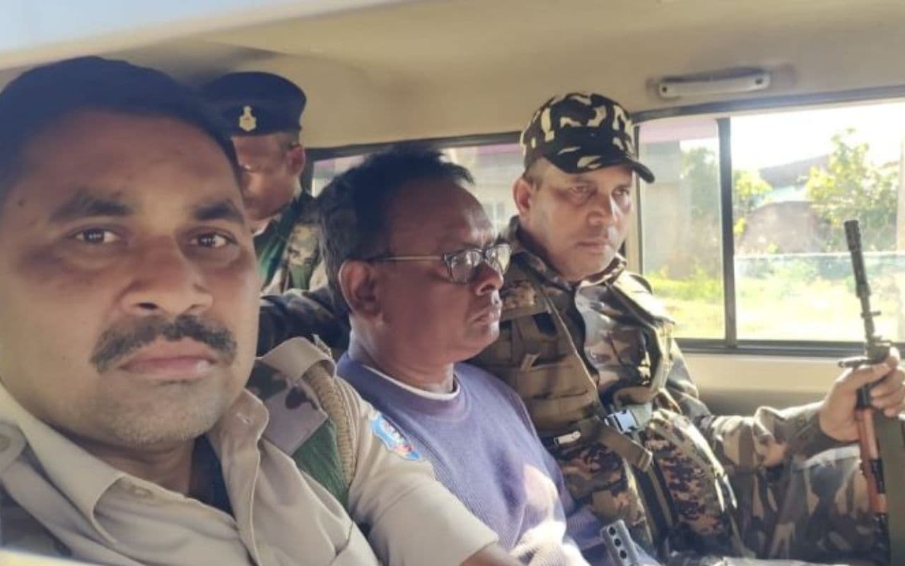 लोहरदगा में राजस्व कर्मचारी को एसीबी की टीम ने रिश्वत लेते किया गिरफ्तार, ले गई रांची