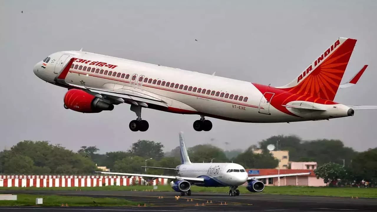 ATF Price Hike: तेल कंपनियों ने बढ़ाया हवाई ईंधन का दाम, होली के पहले फिर बढ़ सकता है हवाई किराया