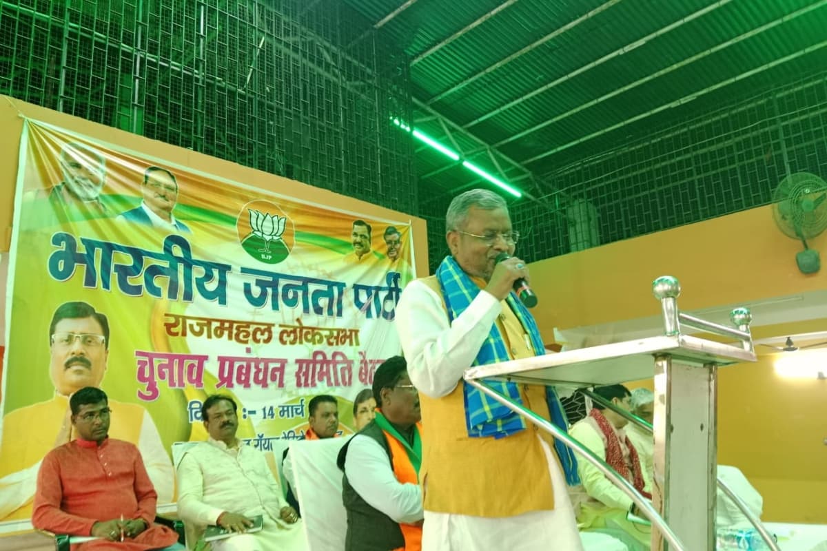 पाकुड़: बाबूलाल मरांडी ने लाभार्थियों से किया संपर्क, भाजपा के पक्ष में मांगा समर्थन