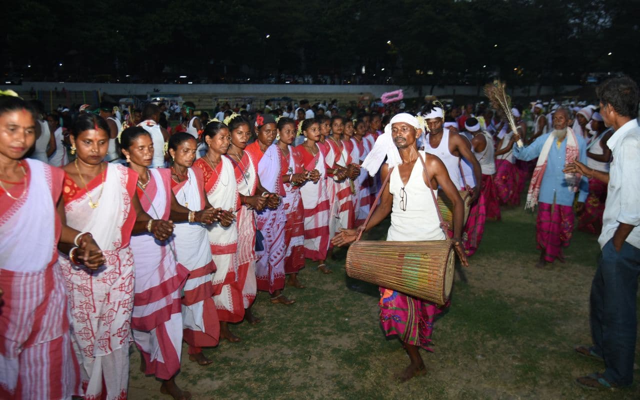 जमशेदपुर में आदिवासी सेमलेद के रूप में मना बाहा-सरहुल पर्व, लोग बोले- प्रकृति व संस्कृति है जीवन का आधार
