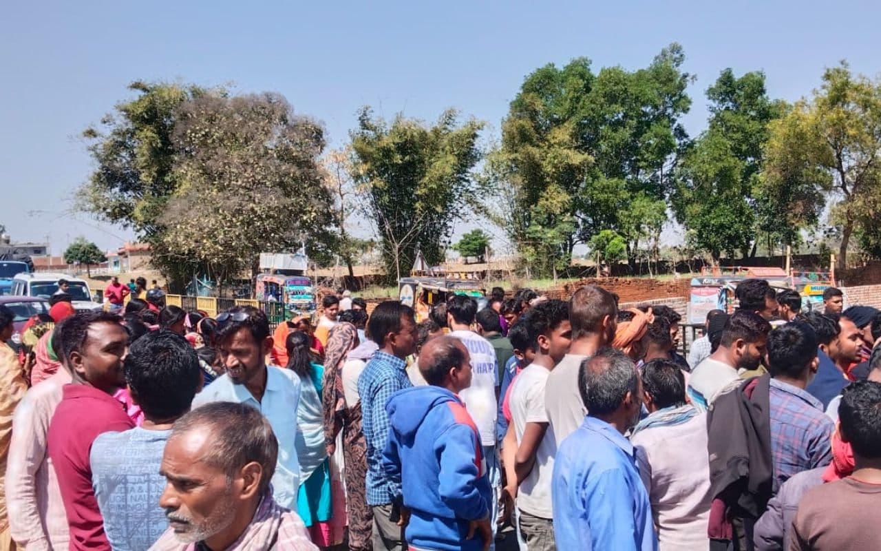 गिरिडीह : सड़क दुर्घटना में युवक की मौत, मुआवजे की मांग को लेकर ग्रामीणों ने किया एनएच जाम