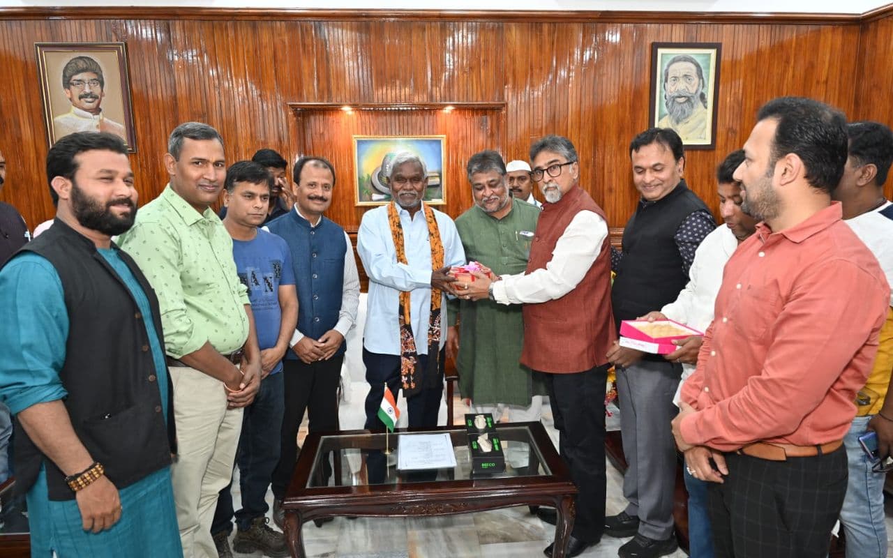 Ranchi: बंगाली युवा मंच चैरिटेबल ट्रस्ट ने मुख्यमंत्री चंपाई सोरेन से की मुलाकात, किया ये आग्रह