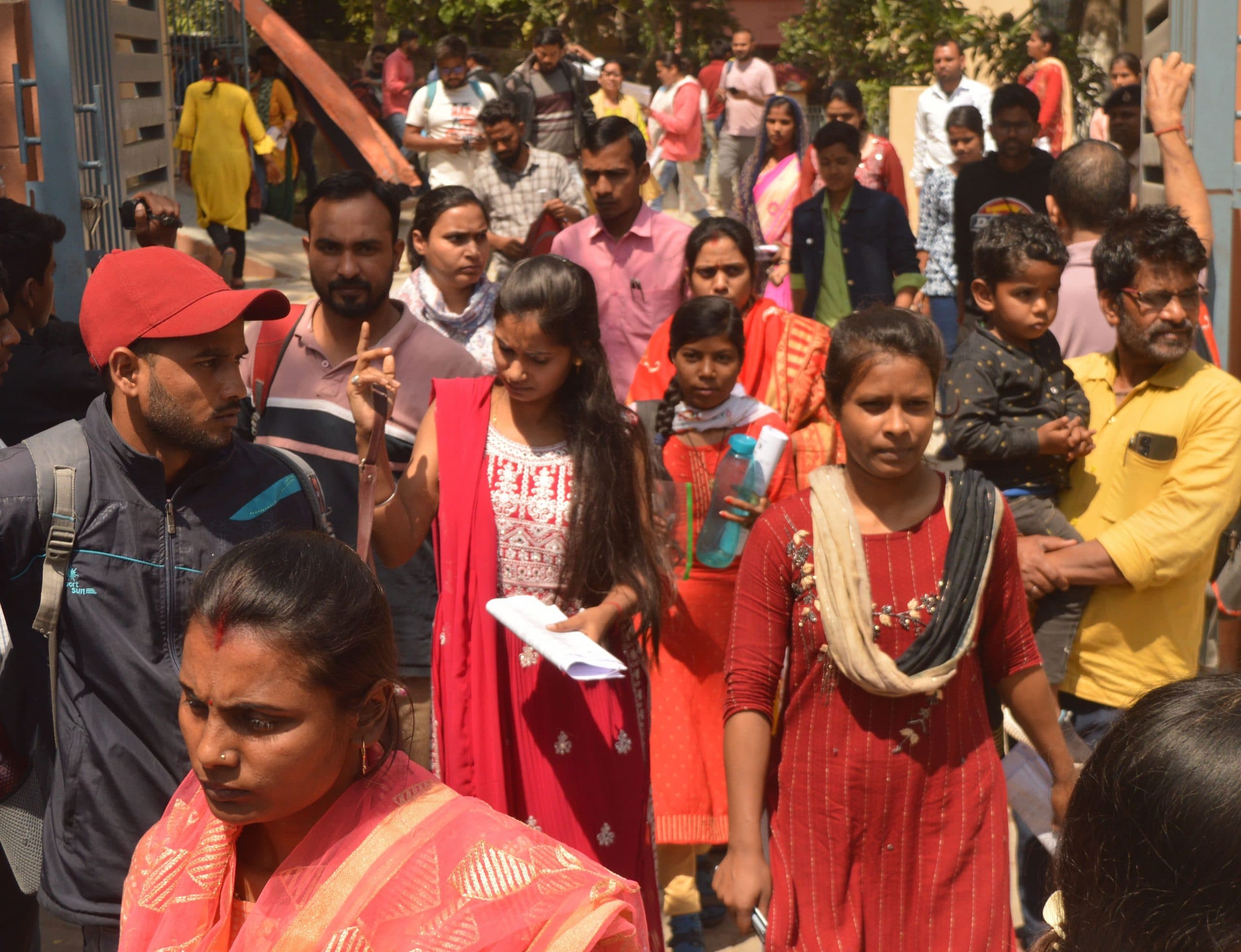 भागलपुर: लेट आये अभ्यर्थियों को नहीं मिला प्रवेश, मुस्लिम स्कूल व मारवाड़ी पाठशाला केंद्र पर हंगामा