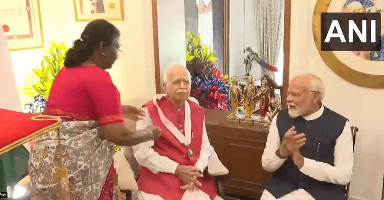 Bharat Ratna: राष्ट्रपति द्रौपदी मुर्मू ने घर जाकर आडवाणी को भारत रत्न से किया सम्मानित, पीएम मोदी के साथ कई नेता रहे मौजूद