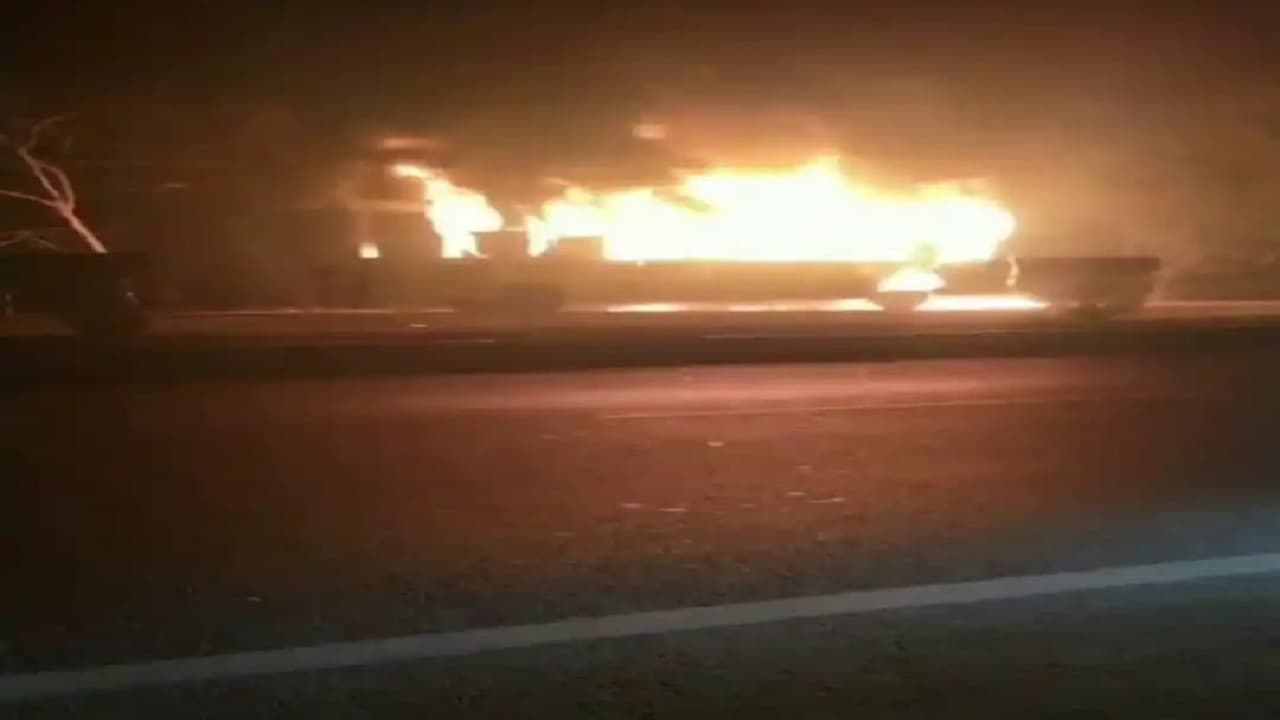 बिहार: मुजफ्फरपुर में जनविश्वास रैली के लिए पटना जा रही बस में लगी आग, बाल-बाल बचे लोग