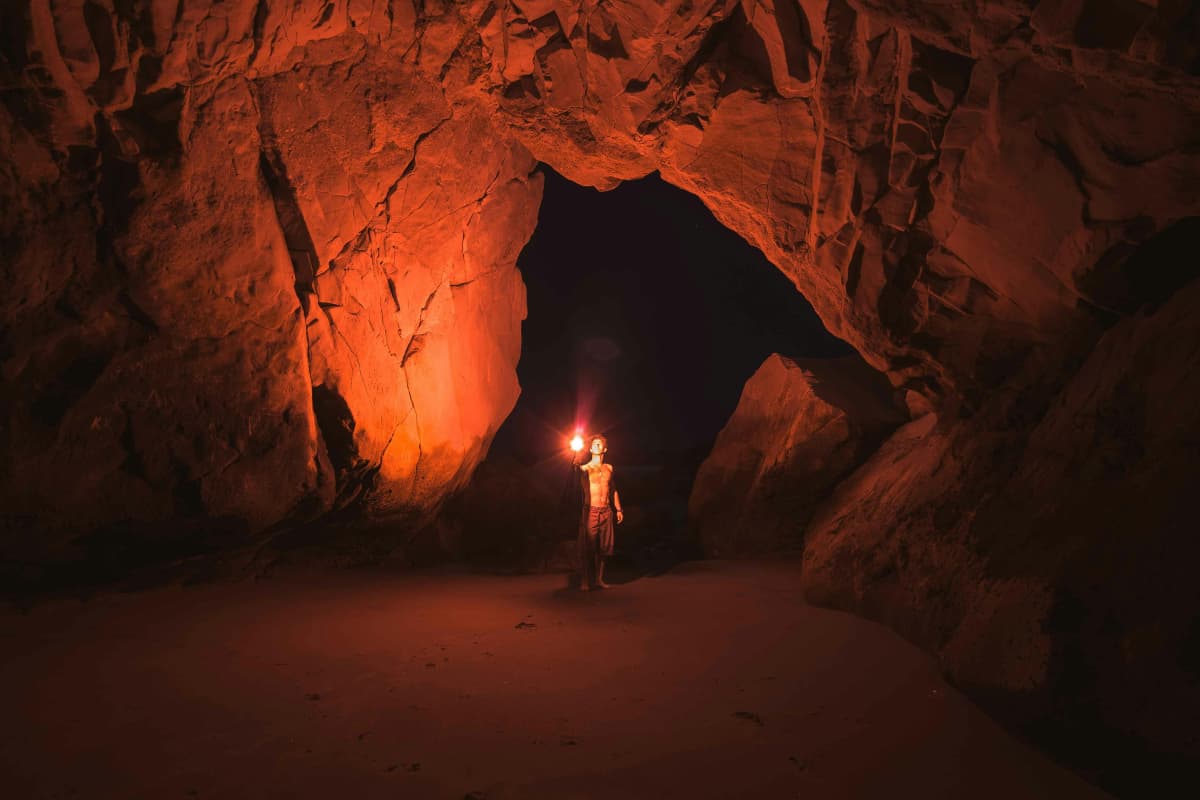 Bizarre News: पहाड़ से आ रही थी अजीब सी आवाज, गौर से देखा तो झांकती दिखी दो आंखें