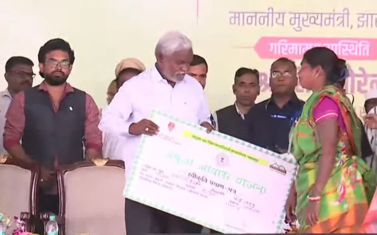 Jamtara: बराकर नदी पर झारखंड के सबसे बड़े 4 लेन पुल का चंपाई सोरेन ने किया शिलान्यास, परिसंपत्तियों का वितरण