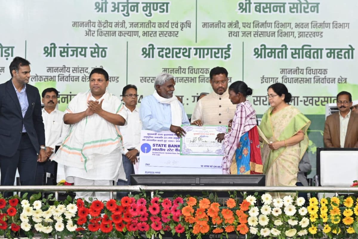 सीएम चंपाई सोरेन की सरायकेला को 356 करोड़ से अधिक की विकास योजनाओं की सौगात, बोले पढ़ाई में पैसा नहीं बनेगा बाधक