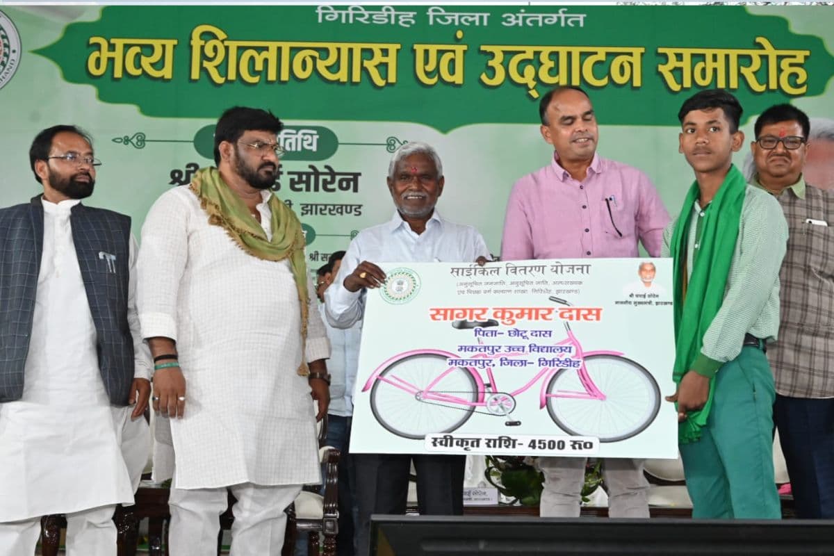 सीएम चंपाई सोरेन ने गिरिडीह को डेयरी प्लांट समेत 586.91 करोड़ की योजनाओं की दी सौगात, बीजेपी पर साधा निशाना