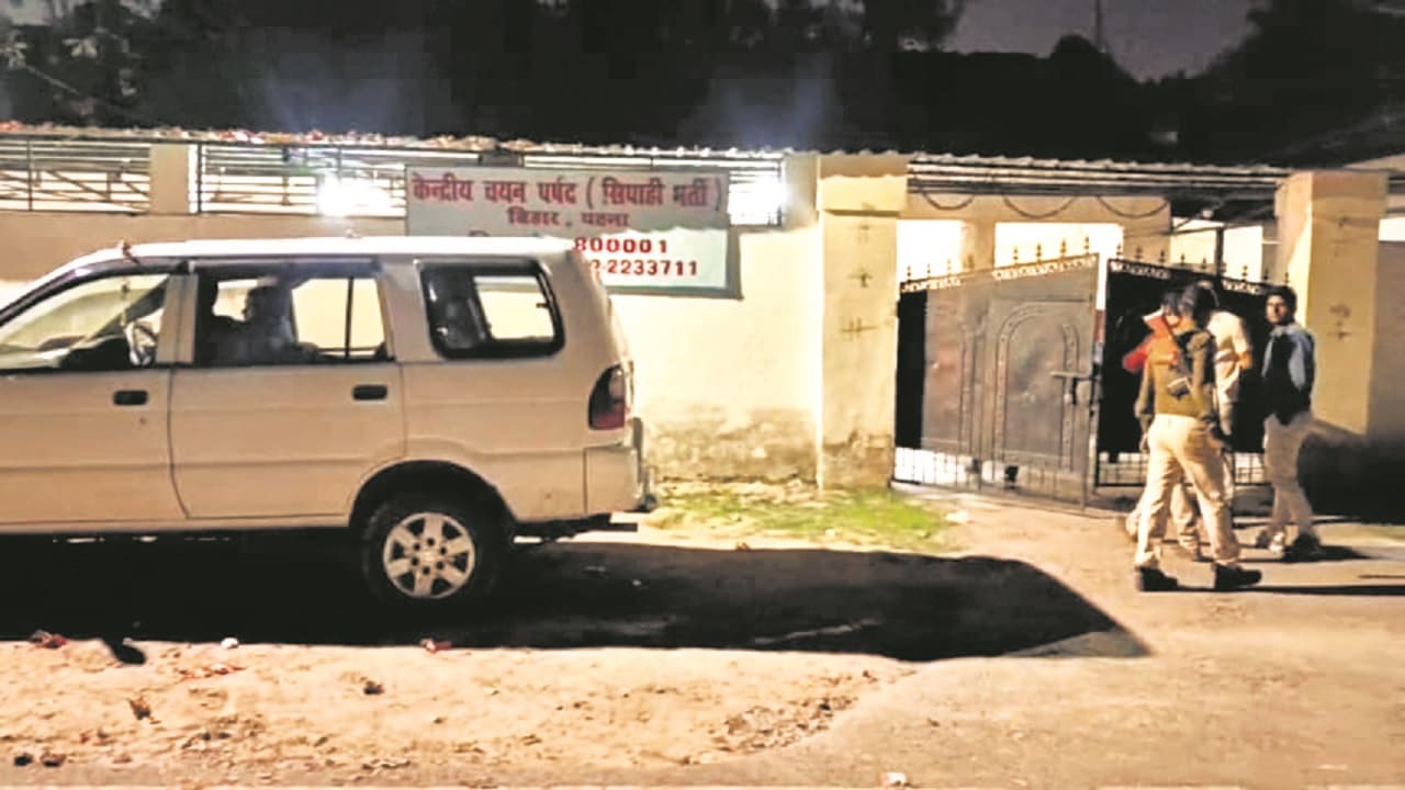 बिहार सिपाही भर्ती पेपर लीक मामले में एक्शन में EOU, चयन पर्षद कार्यालय को खंगाला, कर्मियों से की पूछताछ बिहार सिपाही भर्ती पेपर लीक मामले में एक्शन में EOU, चयन पर्षद कार्यालय को खंगाला, कर्मियों से की पूछताछ