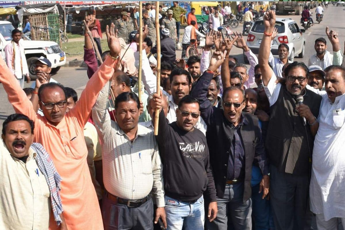 झारखंड आंदोलनकारी संघर्ष मोर्चा ने बोकारो में किया एनएच जाम, चार घंटे आवागमन बाधित