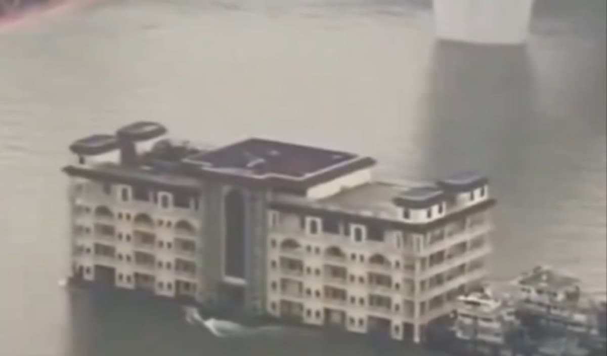 Viral Video: इतनी बड़ी बिल्डिंग को नदी में लेकर कैसे आगे बढ़ रही है शिप? देखें वीडियो