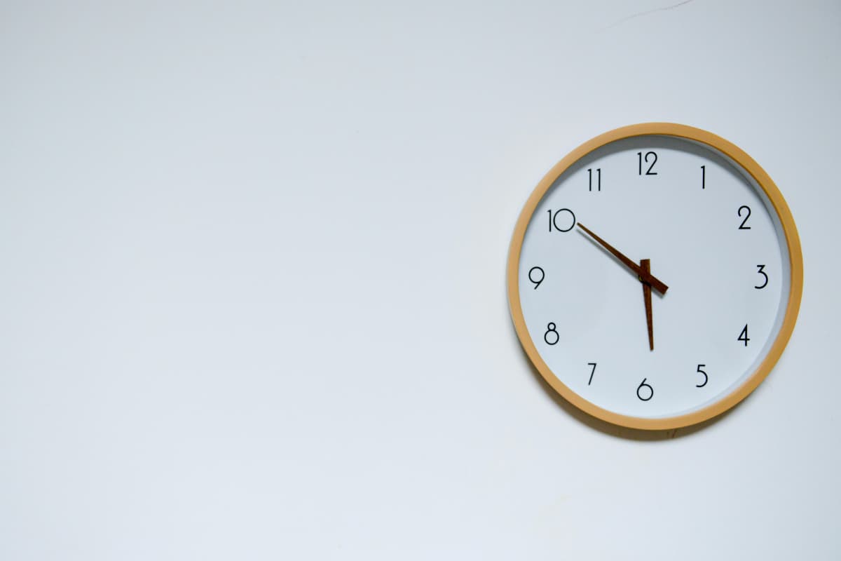 Vastu Tips: घर में किस रंग और शेप की होनी चाहिए घड़ी? जानें