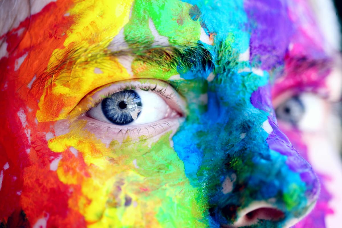 Holi 2024: अनोखी है रंगों की दुनिया, नवजात को सबसे पहले दिखता है लाल रंग