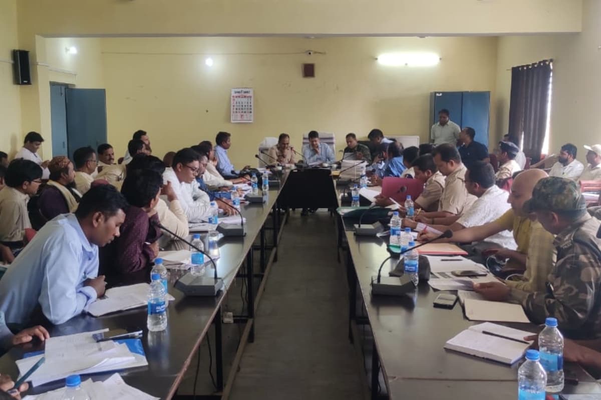 Lok Sabha Election 2024 : अतिसंवेदनशील बूथों पर रखें कड़ी नजर, रांची डीसी ने अफसरों को दिया निर्देश