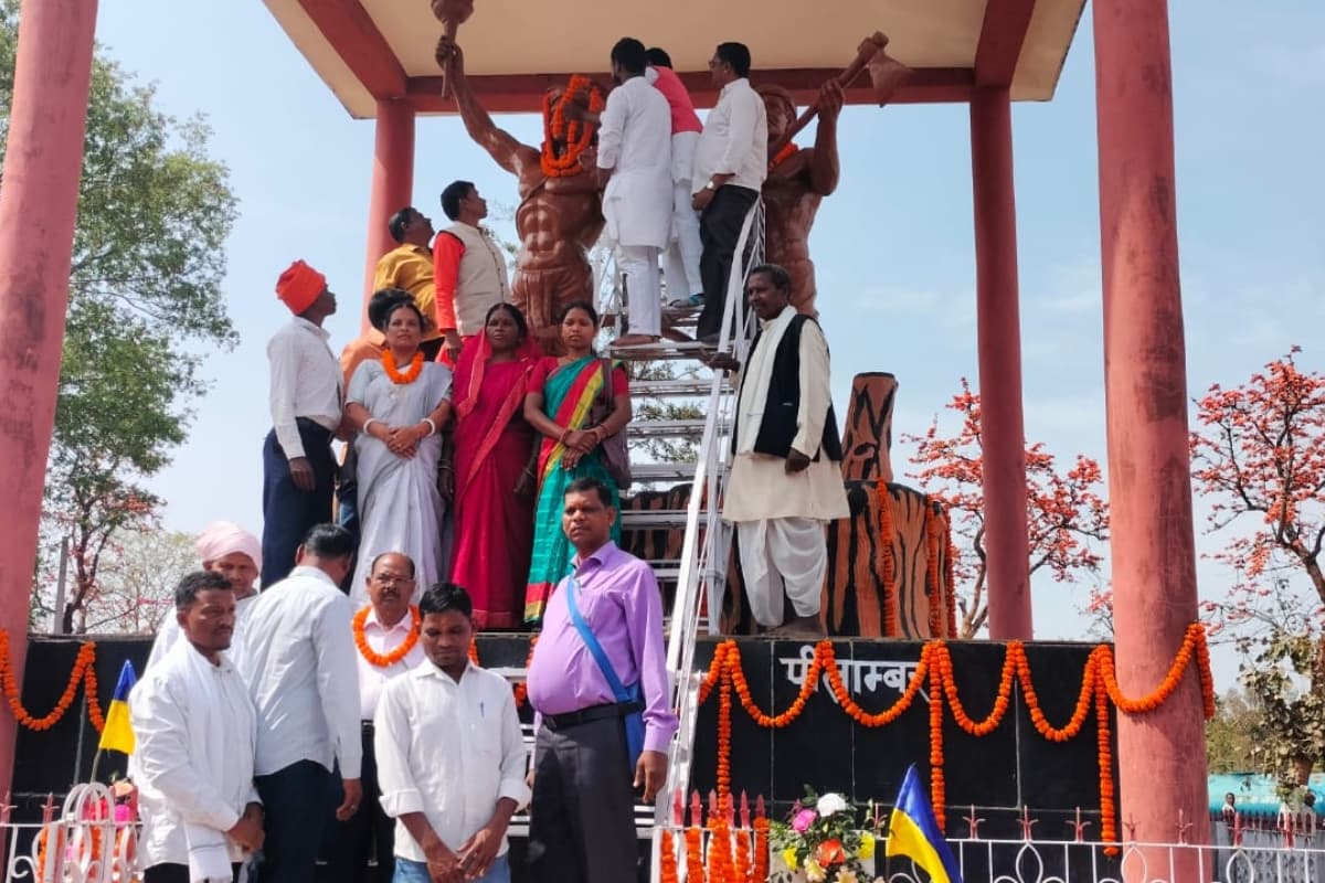 लातेहार में मनाया गया अमर शहीद नीलांबर-पीतांबर का 165 वां शहादत दिवस, पढ़ें उनकी वीर गाथा लातेहार में मनाया गया अमर शहीद नीलांबर-पीतांबर का 165 वां शहादत दिवस, पढ़ें उनकी वीर गाथा