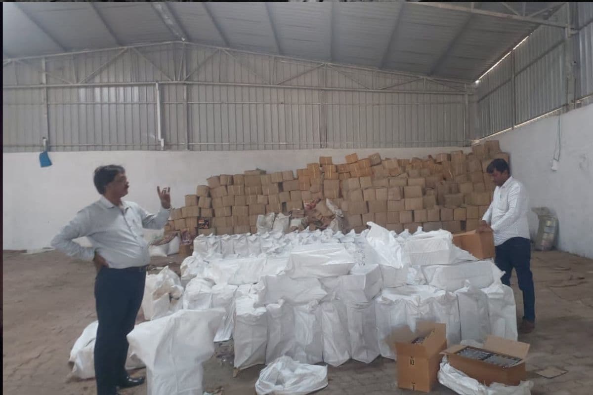 धनबाद में 54 लाख का कफ सिरप जब्त, गोदाम मालिक समेत तीन के खिलाफ केस दर्ज